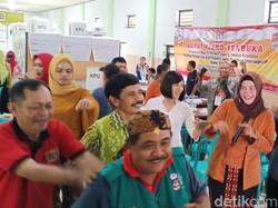 Polwan Kartini Nyinden Hibur Petugas PPS dan PPK di Nganjuk