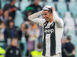 Mantan pemain Real Madrid itu tak marah, malah asyik meratakan rambutnya dengan foam. (Foto: Giampiero Sposito/Getty Images)