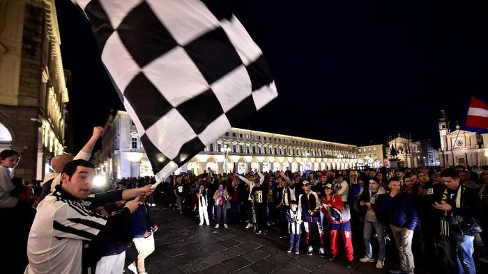 Fans Juventus merayakan keberhasilan Juventus menjuarai Liga Italia 2018/2019 di Turin Main Square. (Foto: Massimo Pinca/Reuters) Fans Juventus merayakan keberhasilan Juventus menjuarai Liga Italia 2018/2019 di Turin Main Square. (Foto: Massimo Pinca/Reuters)
