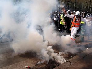 Bentrok dengan Massa Rompi Kuning di Paris, Polisi Tembakkan Gas Air Mata Bentrok dengan Massa Rompi Kuning di Paris, Polisi Tembakkan Gas Air Mata