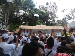 Relawan Jokowi Syukuran di Rumah Aspirasi, Ruhut Sitompul Imbau Tetap Waspada