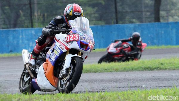 Pebalap CBR Race Day Adu Cepat di Kelas 250 cc Komunitas A