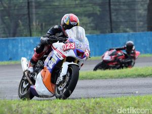 Pebalap CBR Race Day Adu Cepat di Kelas 250 cc Komunitas A Pebalap CBR Race Day Adu Cepat di Kelas 250 cc Komunitas A