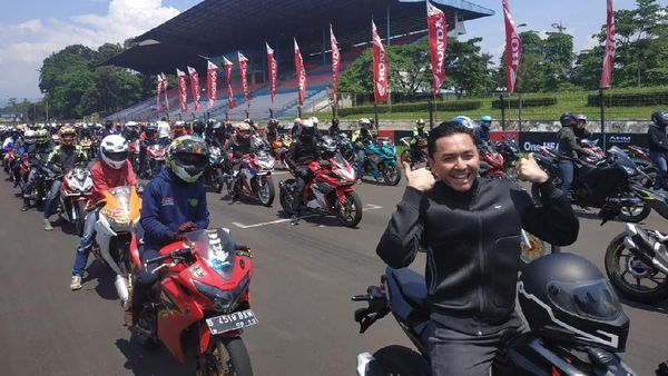 Omesh Panas-panasan Bareng Ratusan Bikers Honda di Sentul