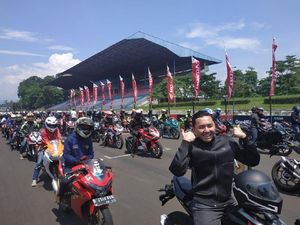 Omesh Panas-panasan Bareng Ratusan Bikers Honda di Sentul Omesh Panas-panasan Bareng Ratusan Bikers Honda di Sentul