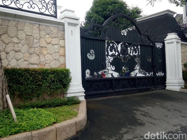 Intip Lagi Rumah Mewah Andre Taulany, Ruang Makan Berlapis Emas 22 Karat