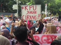 Saat Emak-emak Geruduk KPU di Hari Kartini