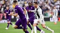 Cristiano Ronaldo kembali mencoba menembus pertahanan Fiorentina, namun mendapat adangan dua pemain. (Foto: Massimo Pinca/Reuters)