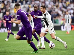 Cristiano Ronaldo kembali mencoba menembus pertahanan Fiorentina, namun mendapat adangan dua pemain. (Foto: Massimo Pinca/Reuters)