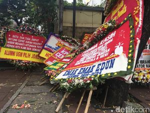 Terus Berdatangan, Karangan Bunga Menumpuk di Depan Kantor KPU