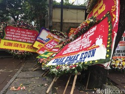 Terus Berdatangan, Karangan Bunga Menumpuk di Depan Kantor KPU