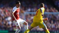 Arsenal nyaris bikin gol di menit pertama laga. Tendangan Mesut Oezil usai menerima sodoran bola dari Kolasinac masih terlalu lemah hingga mudah diamankan kiper. Clive Rose/Getty Images.