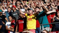 Fans Liverpool terus meneriakkan yel-yel dukungan untuk Salah dkk. Reuters/Carl Recine.
