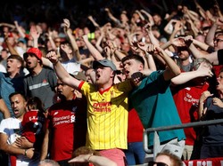 Fans Liverpool terus meneriakkan yel-yel dukungan untuk Salah dkk. Reuters/Carl Recine.