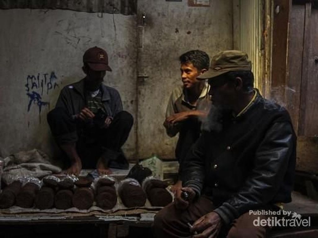 Hiruk Pikuk Penjual Tembakau Tradisional di Gowa Hiruk Pikuk Penjual Tembakau Tradisional di Gowa