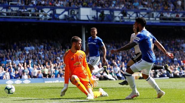 Gawang David de Gea kebobolan empat gol oleh Everton.