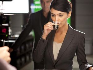 Ini Kulineran Nazanin Boniadi, Si Cantik Pemeran Zahra di Hotel Mumbai