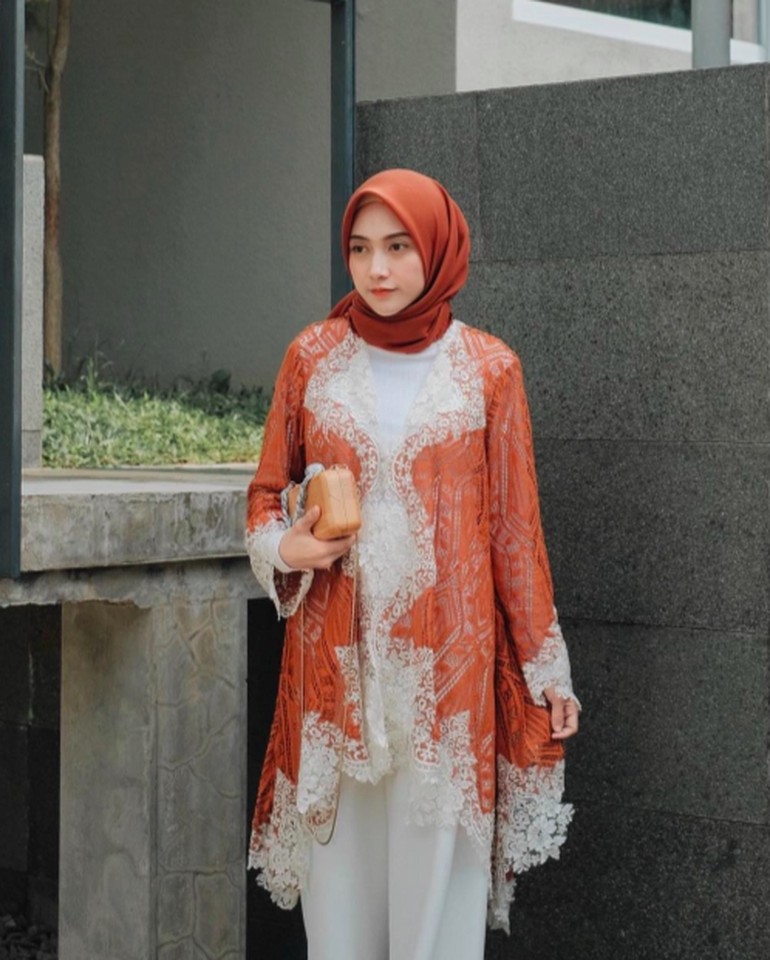 Kebaya Kutu Baru Pakai Jilbab