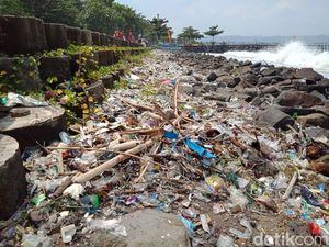Miris, Pantai Pangandaran Dipenuhi Sampah Plastik