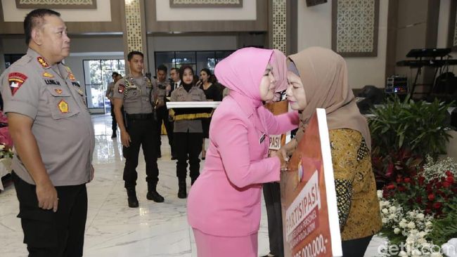 Berita Keluarga dari Polisi yang Gugur Saat Amankan Pemilu Mendapat Santunan Senin 22 Juli 2019 Berita Keluarga dari Polisi yang Gugur Saat Amankan Pemilu Mendapat Santunan Senin 22 Juli 2019