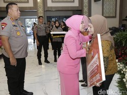 Keluarga dari Polisi yang Gugur Saat Amankan Pemilu Mendapat Santunan
