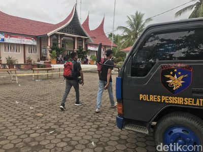 Penampakan Gudang Kotak Suara yang Terbakar di Sumbar