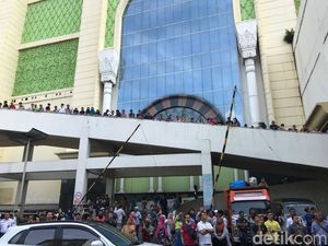 Dari Jembatan Tanah Abang, Pedagang Melihat Ruko Blok C Terbakar