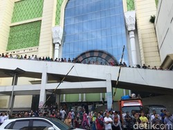 Dari Jembatan Tanah Abang, Pedagang Melihat Ruko Blok C Terbakar