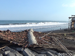 Gelombang Tinggi Sapu 6 Rumah Makan di Pantai Dampar Lumajang