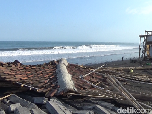 Gelombang Tinggi Sapu 6 Rumah Makan di Pantai Dampar Lumajang Gelombang Tinggi Sapu 6 Rumah Makan di Pantai Dampar Lumajang