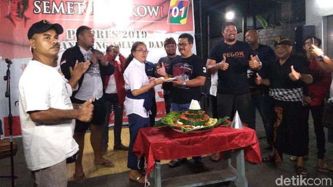 Berita Jokowi Raih 90% di Bali Versi QC, Relawan Potong Tumpeng dan Joget Bumbung Rabu 22 Mei 2019 Berita Jokowi Raih 90% di Bali Versi QC, Relawan Potong Tumpeng dan Joget Bumbung Rabu 22 Mei 2019