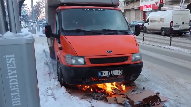 Mesin Mati karena Dingin, Mobil Ini Dipanasi Pakai Api Unggun