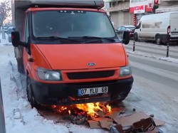 Mesin Mati karena Dingin, Mobil Ini Dipanasi Pakai Api Unggun