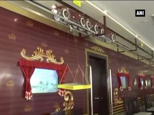 Tuut..tuut! Pizza di Restoran Ini Disajikan Lewat Kereta Mainan