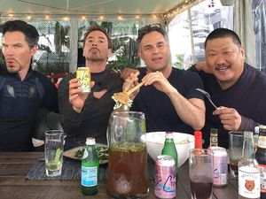Gaya Seru Hulk, Mark Ruffalo Saat Masak hingga Ngopi