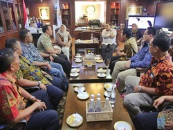 WNI Pro-Prabowo Malaysia Temui Fadli Zon di DPR, Adukan Surat Suara Tercoblos