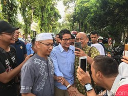 Sambil Sapa Pendukung, Sandiaga Merapat ke Rumah Prabowo