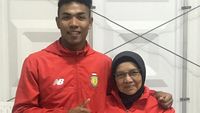 Lalu Muhammad Zohri bersama sang pelatih, Eni Nuraeni, di Kejuaraan Atletik Asia 2019 di Doha. (