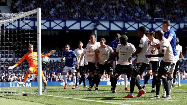 Manchester United dipermalukan di markas Everton.