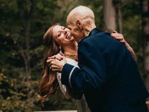 Mengharukan, Calon Pengantin Buat Foto Prewedding dengan Ayah yang Sakit