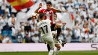 Tertinggal dua poin membuat Bilbao berupaya mengejar ketertinggalan. Namun peluang demi peluang belum dapat menambah poin untuk tim tamu. Susana Vera/Reuters.