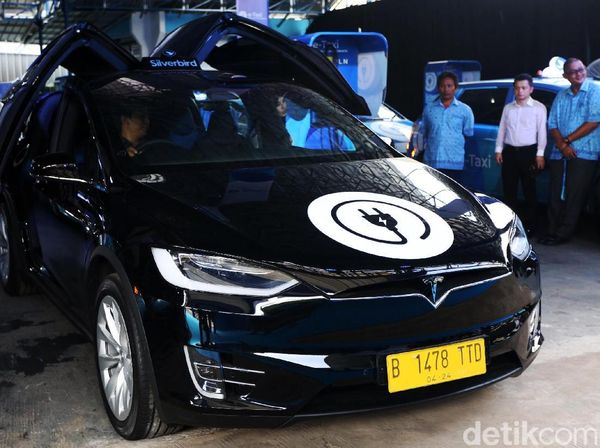 Melihat Tesla X 75D, Taksi Mewah Silverbird