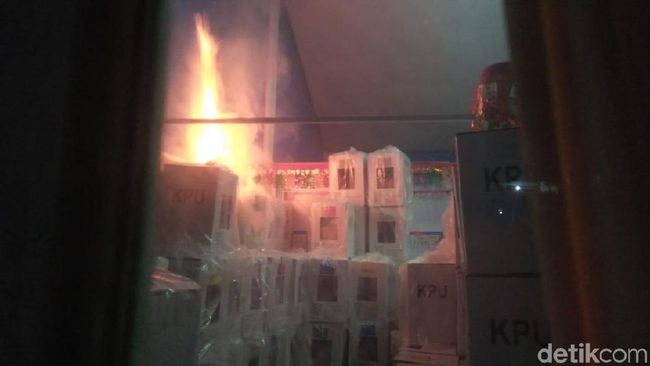 Berita Gudang Kotak Suara di Sumbar Terbakar, KPU Serahkan ke Polisi Rabu 22 Mei 2019 Berita Gudang Kotak Suara di Sumbar Terbakar, KPU Serahkan ke Polisi Rabu 22 Mei 2019