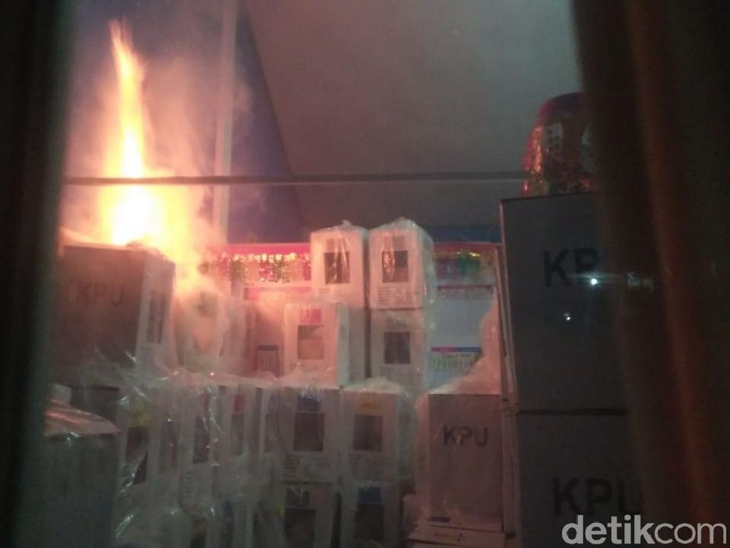 Video Penampakan Kobaran Api yang Amuk Gudang Kotak Suara di Sumbar Video Penampakan Kobaran Api yang Amuk Gudang Kotak Suara di Sumbar