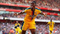 Mesut Oezil sempat menyamakan kedudukan di awal babak kedua. Tapi Palace kembali menjauh lewat dua gol yang dibuat Wilfried Zaha. Crystal Palace unggul 2-1. Matthew Childs via Reuters.
