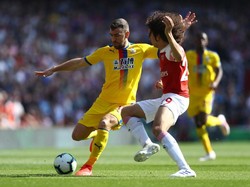 Di menit 12 Palace gantian mengancam. Tandukan Scott Dann menyambar umpan tendangan sudut gagal menemu target, sementara upaya James McArthur menyambar bola juga gagal. Clive Rose/Getty Images.