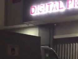 Ini Penyebab Mobil Berstiker KPU Parkir di Digital Print Versi Polisi