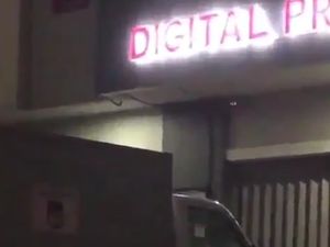 Ini Penyebab Mobil Berstiker KPU Parkir di Digital Print Versi Polisi Ini Penyebab Mobil Berstiker KPU Parkir di Digital Print Versi Polisi