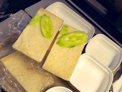 Sedih Amat, Sandwich di Pesawat Ini Isinya Cuma Mentimun