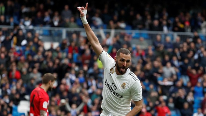 Soccer Football - La Liga Santander - Real Madrid v Athletic Bilbao - Santiago Bernabeu, Madrid, Spain - April 21, 2019  Real Madrids Karim Benzema celebrates scoring their second goal   REUTERS/Susana Vera